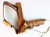 un étui en cuir marron contenant un pistolet