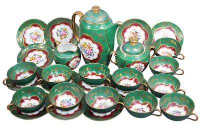 les nombreuses tasses et soucoupes qui se trouvent sur la table