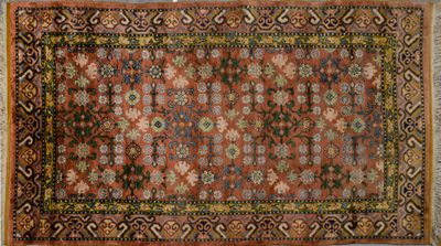 tapis persan ancien à motif floral sur fond rouge