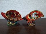 deux figurines assises sur une table