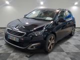 La voiture noire est garée sur le sol à damier du garage.
