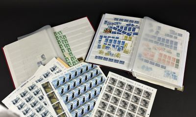 beaucoup de timbres sur les pages d'un livre
