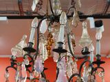 un lustre suspendu au plafond d'une pièce