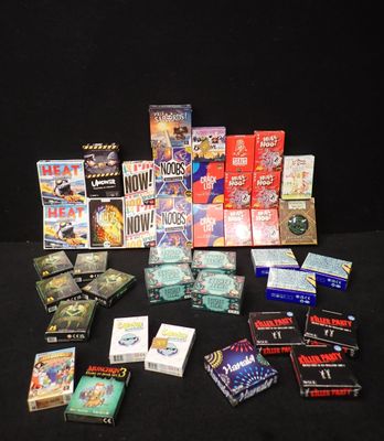 de nombreux types de cigarettes différents posés sur une table noire