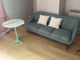 un canapé et une table dans une petite pièce
