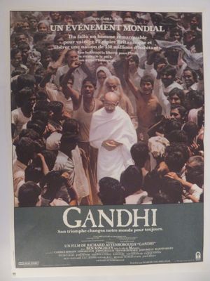 une vieille affiche de cinéma représentant Gandhi devant une foule