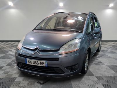 une petite voiture bleue garée sur un sol en damier
