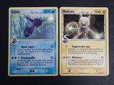 deux cartes pokemon posées l'une sur l'autre sur une table