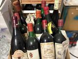 plusieurs bouteilles de vin dans un carton posé sur une table
