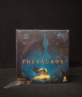 le jeu de société « Sauros » dans un sachet en plastique sur fond noir