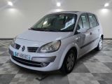 la photo d'une petite voiture blanche garée dans un garage