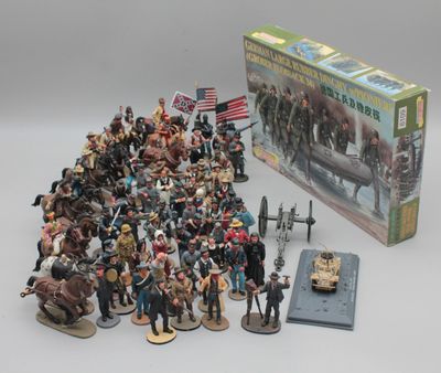 beaucoup de figurines qui se trouvent sur la table