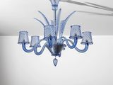 une image représentant un lustre bleu suspendu au plafond