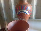 un vase et un bol posés sur une table