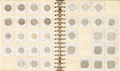 un livre ouvert sur lequel sont posées quelques pièces de monnaie