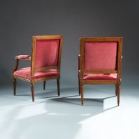 Paire de fauteuils à dossier droit en noyer mouluré (chocs, … (photo 2)