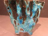 un bol bleu et marron posé sur une table