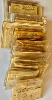 de nombreux lingots d'or posés sur une table blanche