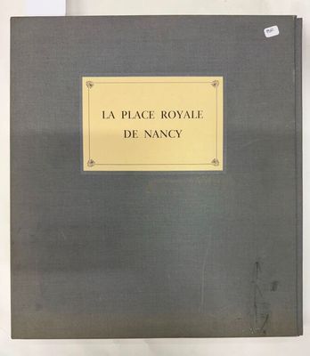 un livre gris orné d'une étiquette dorée, posé sur une table