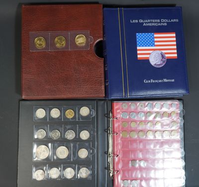 trois livres contenant des pièces de 25 cents, posés sur une table