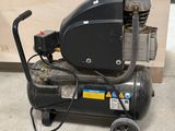 un compresseur d'air noir posé sur un chariot