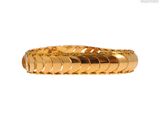 gros plan d'une bague en or sur fond blanc