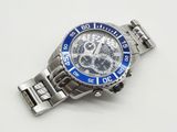 une montre en argent avec un cadran bleu sur un fond blanc