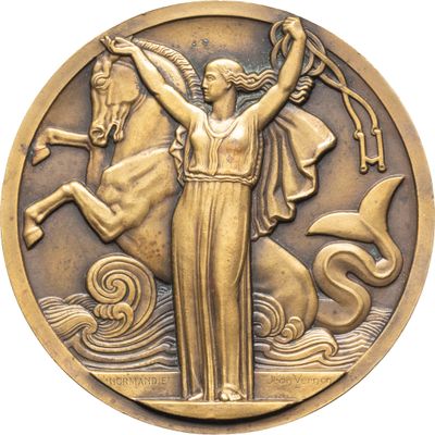 un gros plan sur une médaille de bronze représentant une femme à cheval