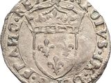 une vieille pièce d'argent surmontée d'une couronne