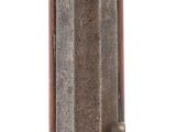 un vieux pistolet avec un canon en bois et une poignée en métal