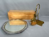 plateau en laiton ancien avec miroir, porte-brosse et boîte en bois