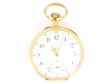 une image d'une montre de poche en gros plan sur fond blanc