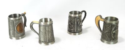 Quatre types différents d'objets en étain sont alignés sur une surface blanche