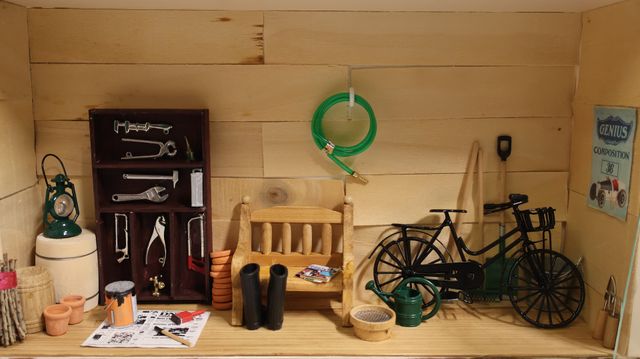 Diorama. Composition miniature, dans une vitrine en bois, vitre e...