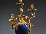 un vase doré et bleu orné de fleurs