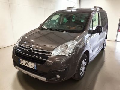 La camionnette grise est garée dans le garage d'un immeuble.