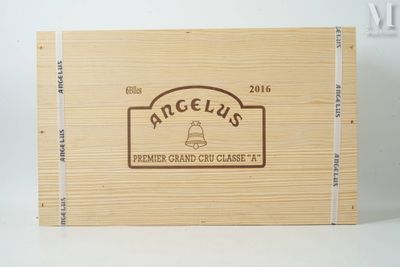 l'image d'une boîte en bois sur laquelle est apposée une étiquette