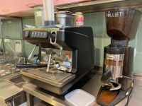 Machine à café Nuova Simonelli Appia Life Compact et un moul… (photo 2)