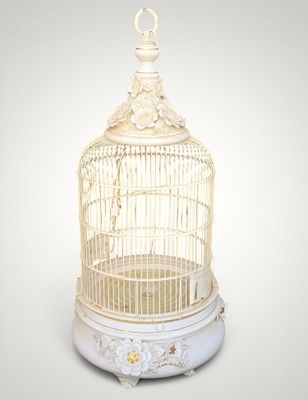 une image représentant une cage à oiseaux blanche posée sur une table