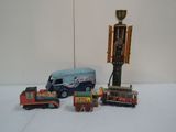 un petit train et un petit camion posés sur une surface blanche