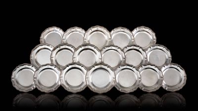 une pile d'assiettes en argent empilées les unes sur les autres