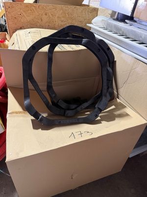 un sac posé sur une boîte en carton