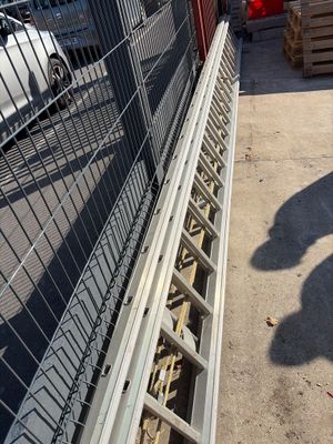 un homme qui se tient devant une clôture