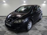 la photo d'une voiture noire garée sur un sol en damier