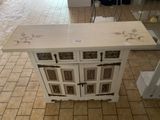 une petite armoire munie d'une porte sur le dessus