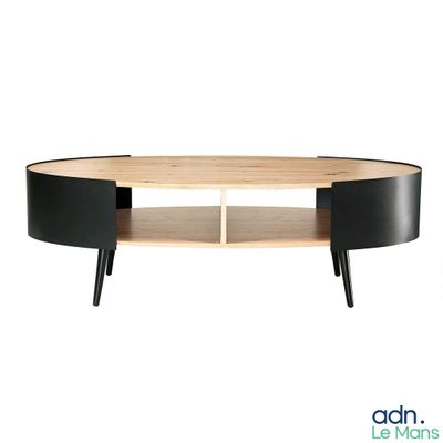 un gros plan d'une table basse sur laquelle se trouve une étagère