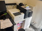 un bureau équipé d'un ordinateur et d'une imprimante