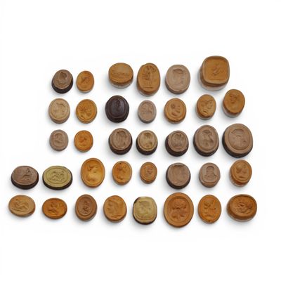 un gros plan sur un tas de boutons en bois posés sur une surface blanche