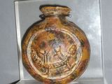 un vase exposé dans une vitrine