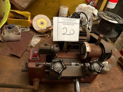 une machine posée sur une table dans un atelier